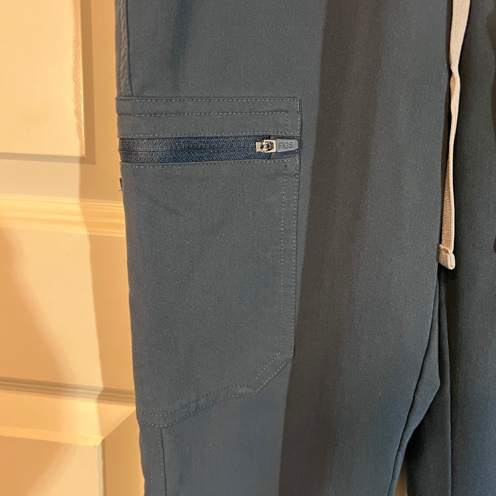 FIGS Technical Collection Scrubs Casma Top & Yola Pants Set in Navy Blue, XXS - Picture 13 of 16